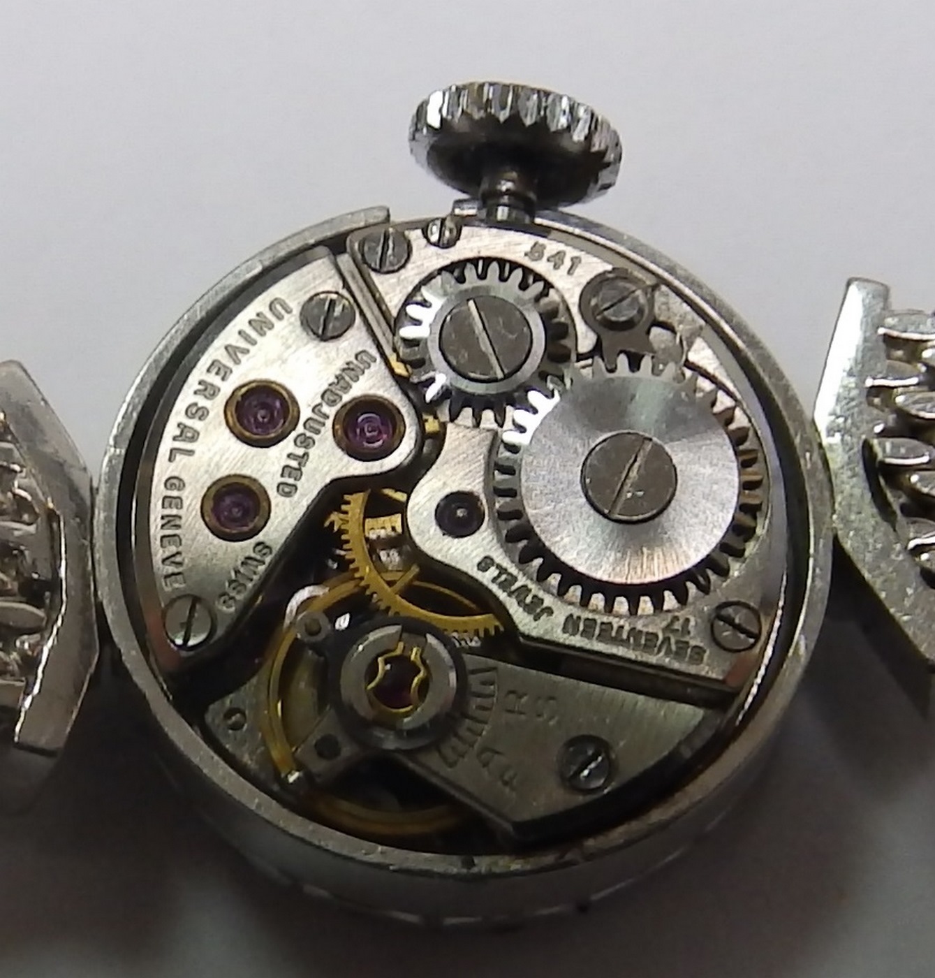 Universal Geneve. Reloj-Joya de pulsera con orla de Diamantes de 1,5 ct. Ca. 1950. Universal Geneve. Reloj-Joya de pulsera con orla de Diamantes de 1,5 ct. Ca. 1950.