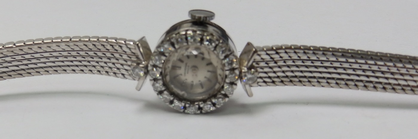 Universal Geneve. Reloj-Joya de pulsera con orla de Diamantes de 1,5 ct. Ca. 1950. Universal Geneve. Reloj-Joya de pulsera con orla de Diamantes de 1,5 ct. Ca. 1950.