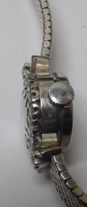 Universal Geneve. Reloj-Joya de pulsera con orla de Diamantes de 1,5 ct. Ca. 1950.