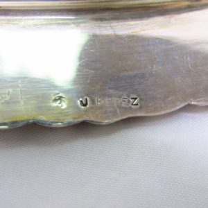 Bandeja circular en Plata de Ley. J. PÉREZ, España. Siglo XIX.