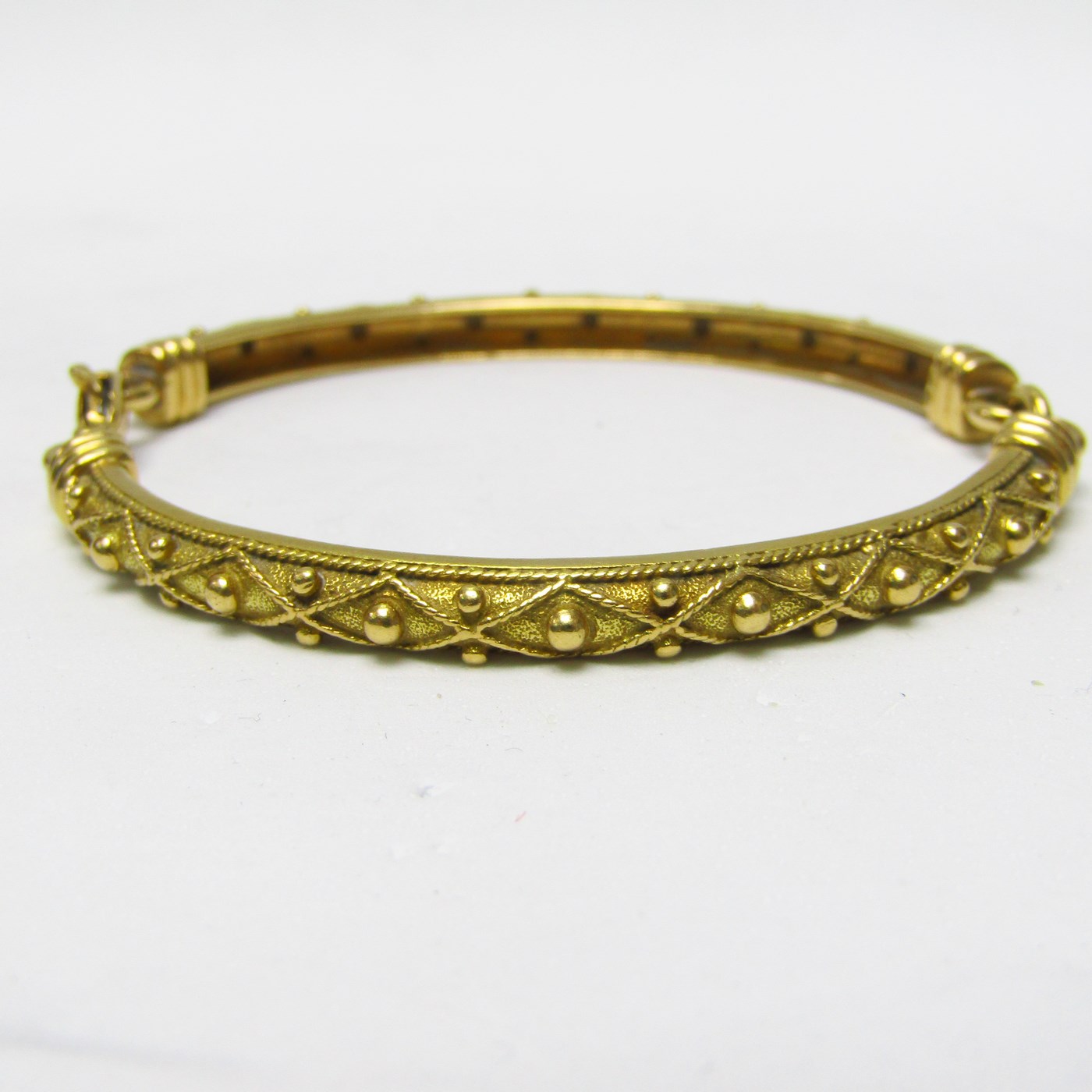 Brazalete Articulado artesanal en Oro de 18k. Longitud: 18 cm. Peso: 19 gr. Brazalete Articulado artesanal en Oro de 18k. Longitud: 18 cm. Peso: 19 gr.