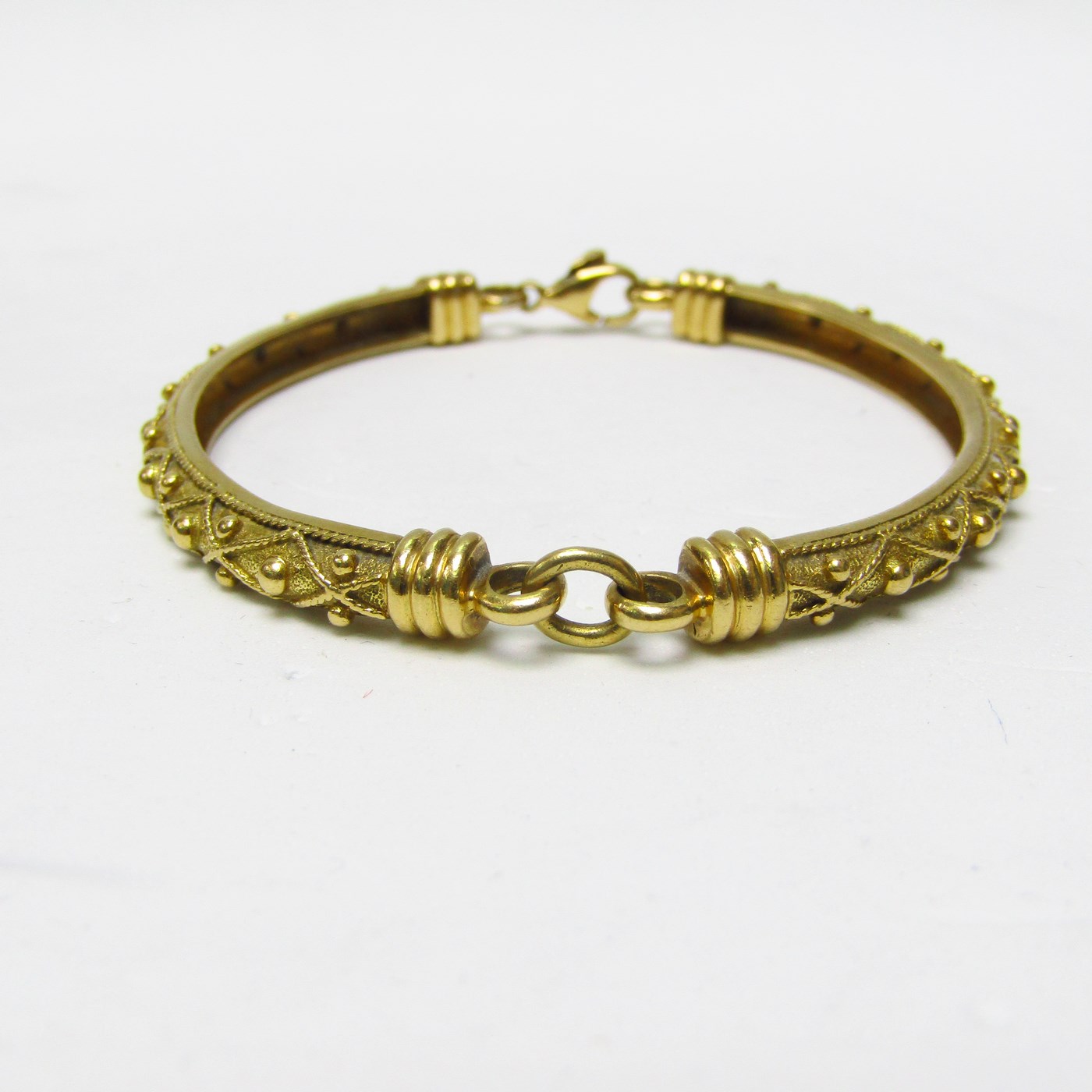 Brazalete Articulado artesanal en Oro de 18k. Longitud: 18 cm. Peso: 19 gr. Brazalete Articulado artesanal en Oro de 18k. Longitud: 18 cm. Peso: 19 gr.