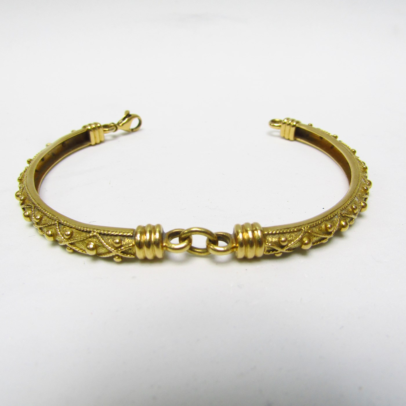 Brazalete Articulado artesanal en Oro de 18k. Longitud: 18 cm. Peso: 19 gr. Brazalete Articulado artesanal en Oro de 18k. Longitud: 18 cm. Peso: 19 gr.
