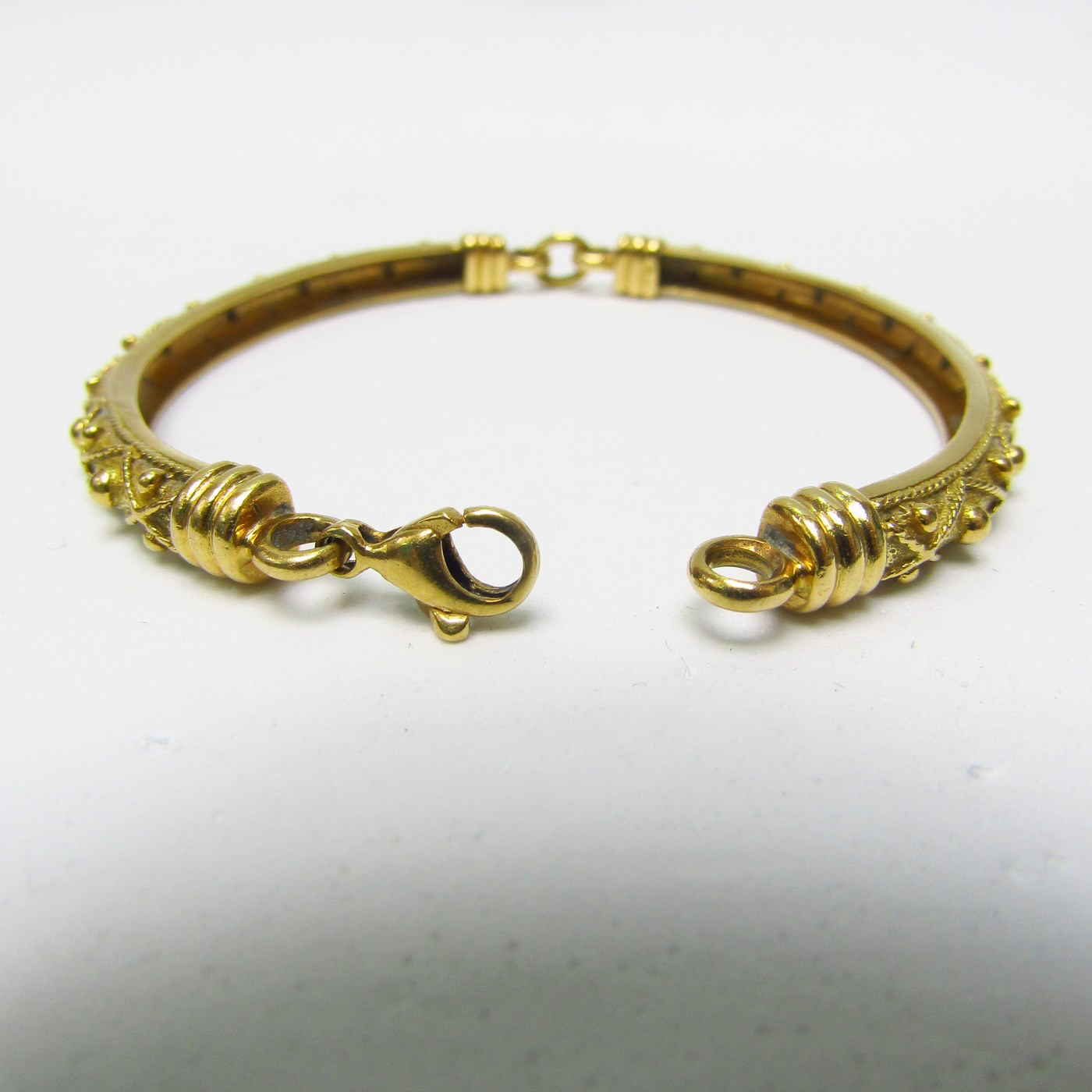 Brazalete Articulado artesanal en Oro de 18k. Longitud: 18 cm. Peso: 19 gr. Brazalete Articulado artesanal en Oro de 18k. Longitud: 18 cm. Peso: 19 gr.