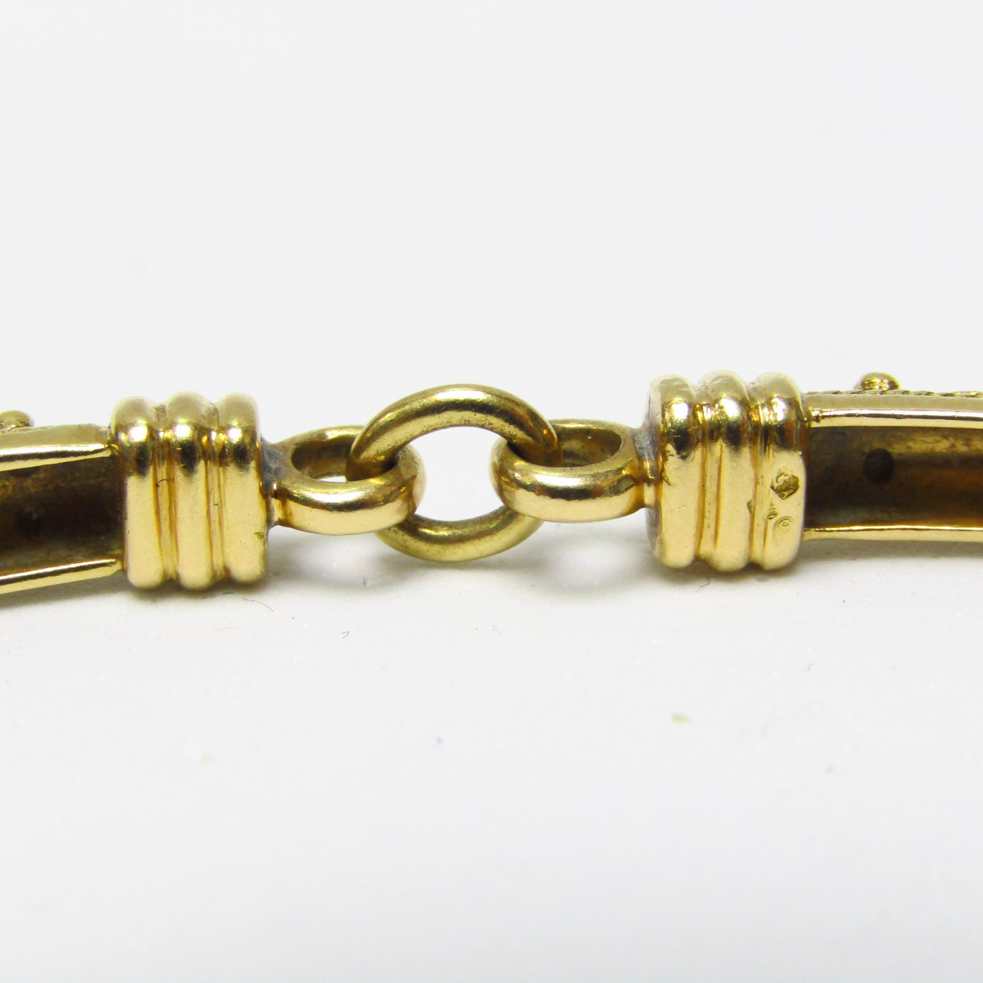 Brazalete Articulado artesanal en Oro de 18k. Longitud: 18 cm. Peso: 19 gr. Brazalete Articulado artesanal en Oro de 18k. Longitud: 18 cm. Peso: 19 gr.