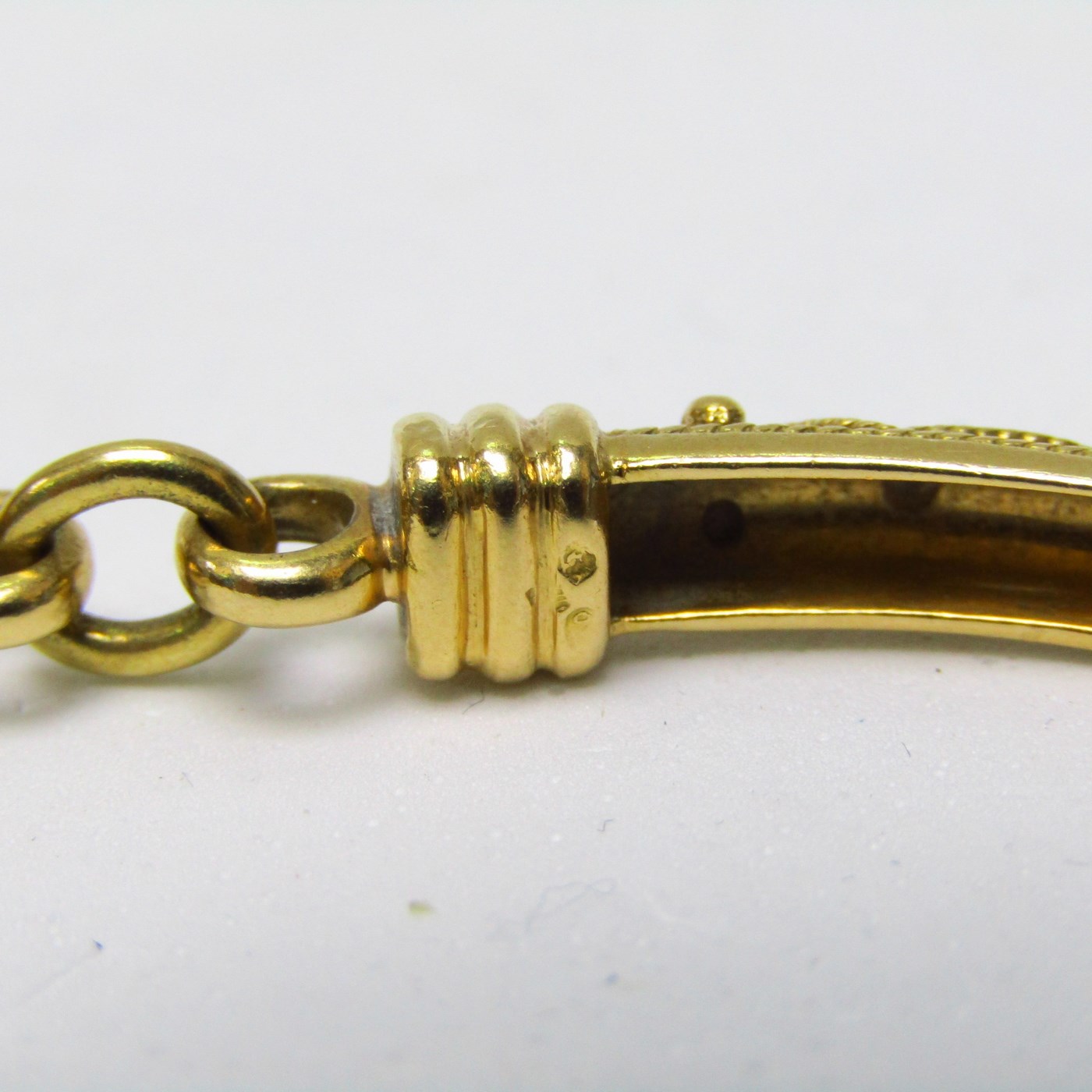 Brazalete Articulado artesanal en Oro de 18k. Longitud: 18 cm. Peso: 19 gr. Brazalete Articulado artesanal en Oro de 18k. Longitud: 18 cm. Peso: 19 gr.