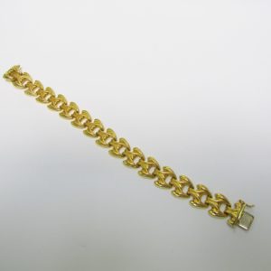 Brazalete estampado en Oro visto y Matizado de 18k. Longitud: 195 mm. Peso: 18,70 gr.