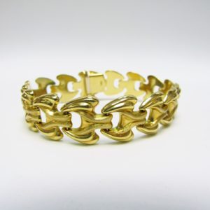 Brazalete estampado en Oro visto y Matizado de 18k. Longitud: 195 mm. Peso: 18,70 gr.