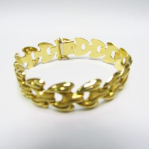 Brazalete estampado en Oro visto y Matizado de 18k. Longitud: 195 mm. Peso: 18,70 gr.