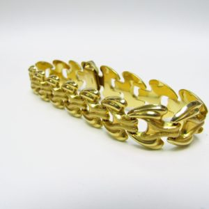 Brazalete estampado en Oro visto y Matizado de 18k. Longitud: 195 mm. Peso: 18,70 gr.