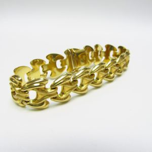 Brazalete estampado en Oro visto y Matizado de 18k. Longitud: 195 mm. Peso: 18,70 gr.