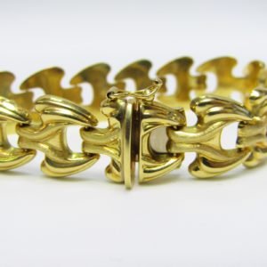 Brazalete estampado en Oro visto y Matizado de 18k. Longitud: 195 mm. Peso: 18,70 gr.