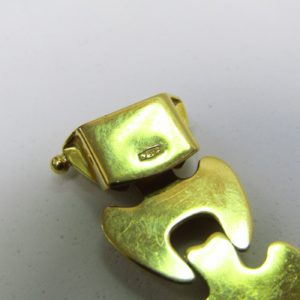 Brazalete estampado en Oro visto y Matizado de 18k. Longitud: 195 mm. Peso: 18,70 gr.