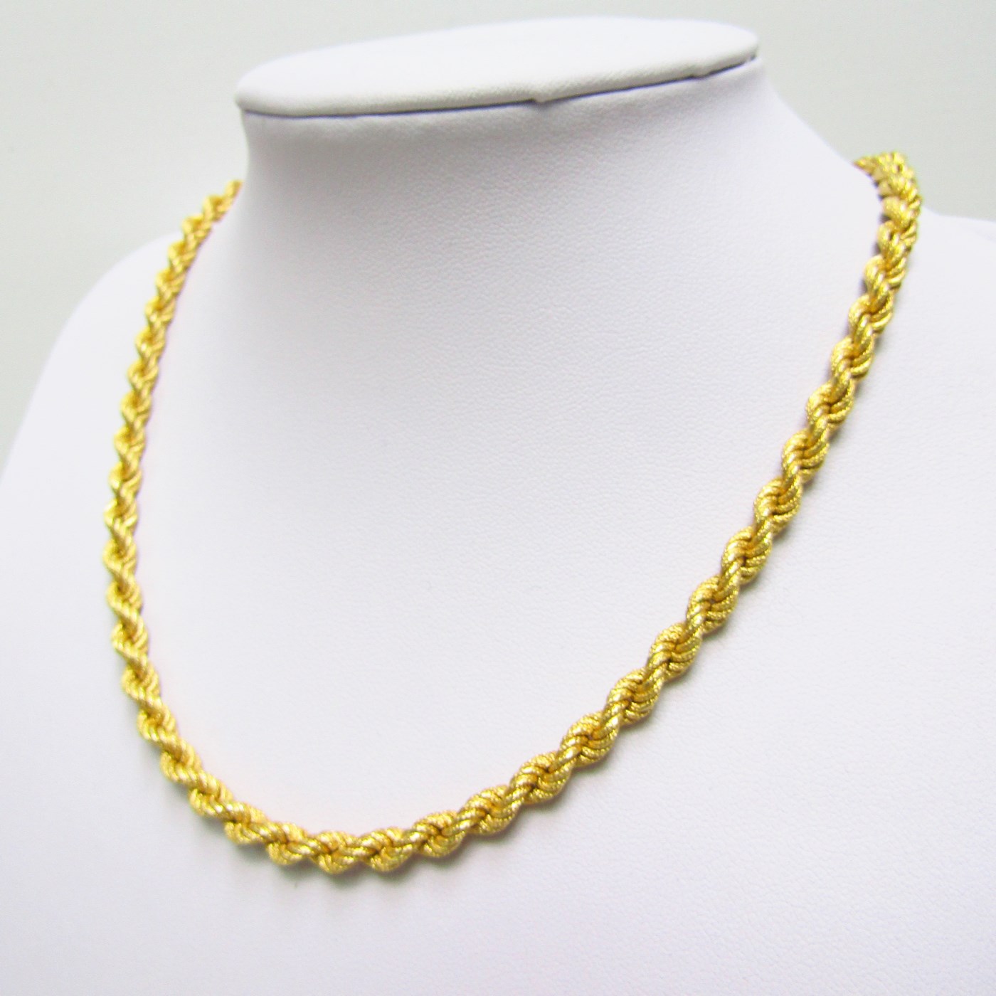 Cadena tipo cordón en Oro mate de 18k. 20,24 gr.