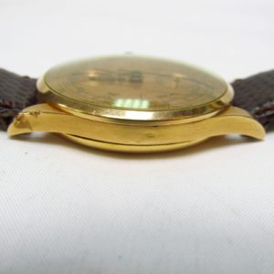 CHRONOGRAPHE SUISSE. Reloj Cronógrafo de pulsera para caballero. Oro 18k. Suiza, ca. 1950.