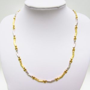 Collar con piezas onduladas en Oro Amarillo, mate y pulido y blanco,de 18K. Peso 16,43 gr.