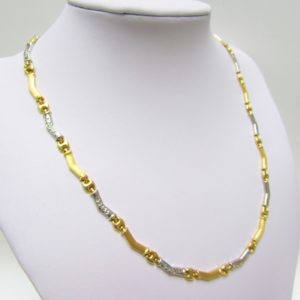 Collar con piezas onduladas en Oro Amarillo, mate y pulido y blanco,de 18K. Peso 16,43 gr.