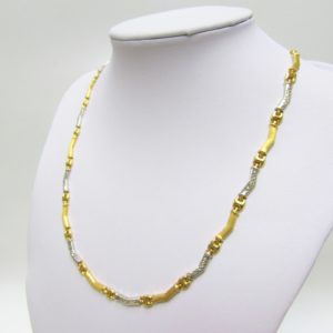 Collar con piezas onduladas en Oro Amarillo, mate y pulido y blanco,de 18K. Peso 16,43 gr.