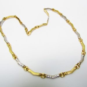 Collar con piezas onduladas en Oro Amarillo, mate y pulido y blanco,de 18K. Peso 16,43 gr.
