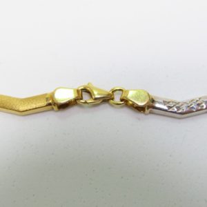Collar con piezas onduladas en Oro Amarillo, mate y pulido y blanco,de 18K. Peso 16,43 gr.