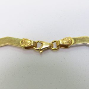 Collar con piezas onduladas en Oro Amarillo, mate y pulido y blanco,de 18K. Peso 16,43 gr.