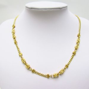 Collar en Oro Amarillo de 18k con eslabones barbados y cuatro lazadas. Peso 29,20 gr.