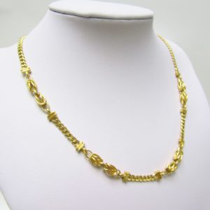 Collar en Oro Amarillo de 18k con eslabones barbados y cuatro lazadas. Peso 29,20 gr.