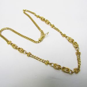 Collar en Oro Amarillo de 18k con eslabones barbados y cuatro lazadas. Peso 29,20 gr.