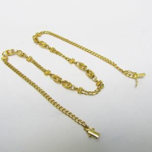 Collar en Oro Amarillo de 18k con eslabones barbados y cuatro lazadas. Peso 29,20 gr.
