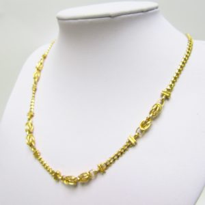 Collar en Oro Amarillo de 18k con eslabones barbados y cuatro lazadas. Peso 29,20 gr.