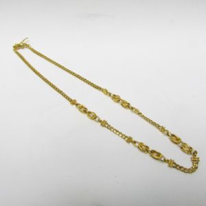 Collar en Oro Amarillo de 18k con eslabones barbados y cuatro lazadas. Peso 29,20 gr.