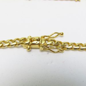 Collar en Oro Amarillo de 18k con eslabones barbados y cuatro lazadas. Peso 29,20 gr.