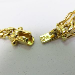 Collar en Oro Amarillo de 18k con eslabones barbados y cuatro lazadas. Peso 29,20 gr.