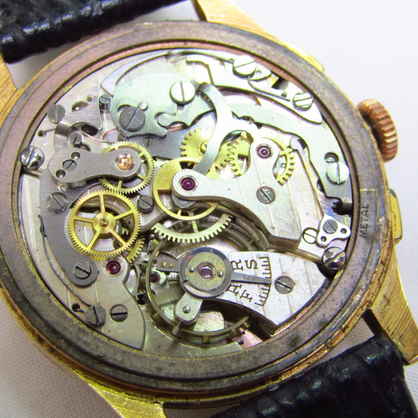 LOYAL-CHRONOGRAPH SUISSE. Reloj Cronógrafo de pulsera para caballero. Oro 18k. Suiza, ca. 1945 LOYAL-CHRONOGRAPH SUISSE. Reloj Cronógrafo de pulsera para caballero. Oro 18k. Suiza, ca. 1945