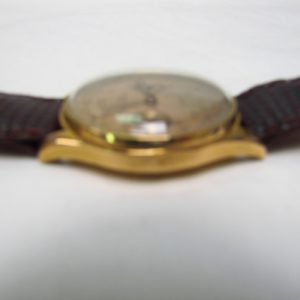 LOYAL-CHRONOGRAPH SUISSE. Reloj Cronógrafo de pulsera para caballero. Oro 18k. Suiza, ca. 1945