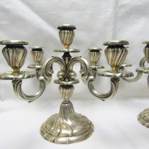 Pareja de candelabros de cinco luces en Plata de Ley. MATILDE ESPUÑES. España. Siglo XX.