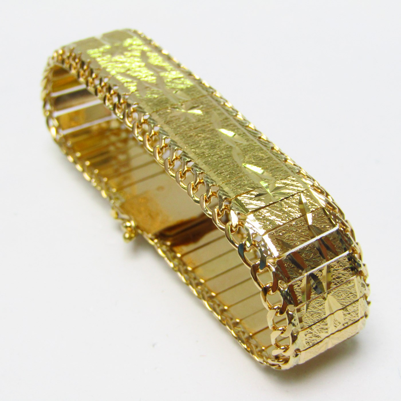 Pulsera articula en Oro Amarillo Brillo-Mate de 18k. 30,40 gr. Pulsera articula en Oro Amarillo Brillo-Mate de 18k. 30,40 gr.