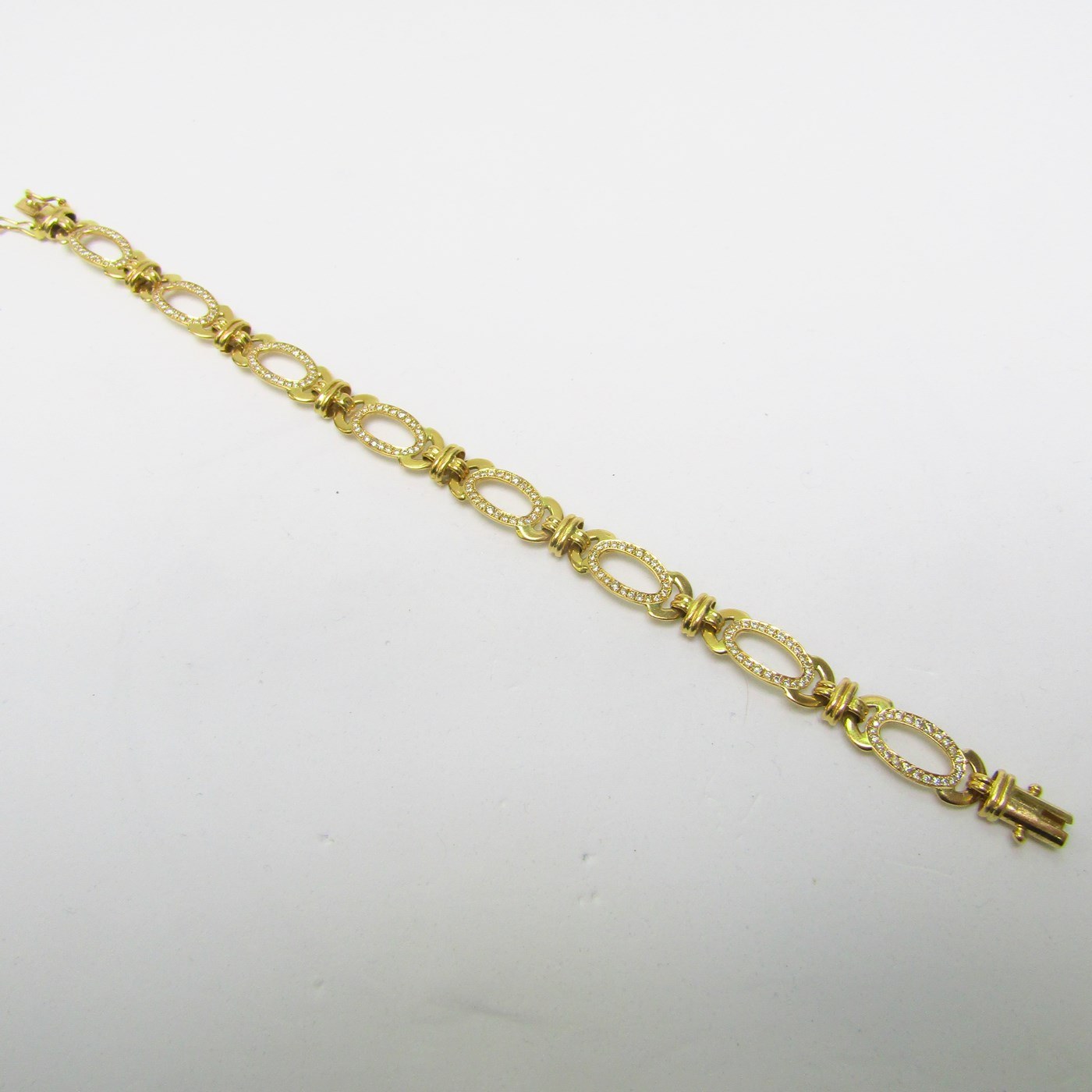 Pulsera de Oro con 192 Diamantes talla Brillante, de 1,95 ct. aprox. Color: H-I. Pureza: VS2-SI1 Pulsera de Oro con 192 Diamantes talla Brillante, de 1,95 ct. aprox. Color: H-I. Pureza: VS2-SI1