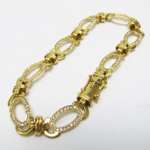 Pulsera de Oro con 192 Diamantes talla Brillante, de 1,95 ct. aprox. Color: H-I. Pureza: VS2-SI1