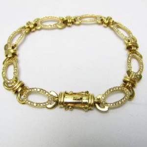Pulsera de Oro con 192 Diamantes talla Brillante, de 1,95 ct. aprox. Color: H-I. Pureza: VS2-SI1