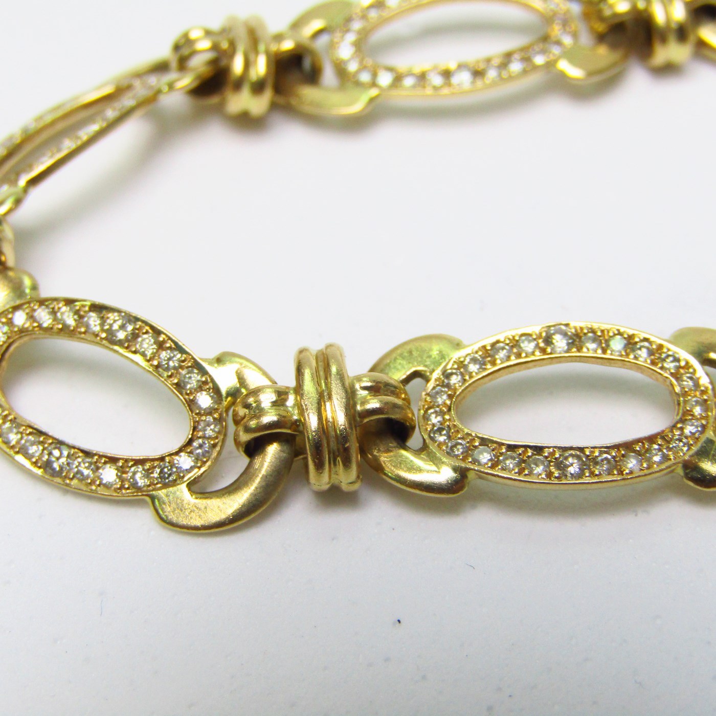 Pulsera de Oro con 192 Diamantes talla Brillante, de 1,95 ct. aprox. Color: H-I. Pureza: VS2-SI1 Pulsera de Oro con 192 Diamantes talla Brillante, de 1,95 ct. aprox. Color: H-I. Pureza: VS2-SI1