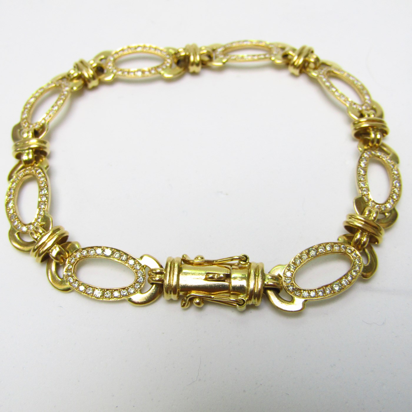 Pulsera de Oro con 192 Diamantes talla Brillante, de 1,95 ct. aprox. Color: H-I. Pureza: VS2-SI1 Pulsera de Oro con 192 Diamantes talla Brillante, de 1,95 ct. aprox. Color: H-I. Pureza: VS2-SI1