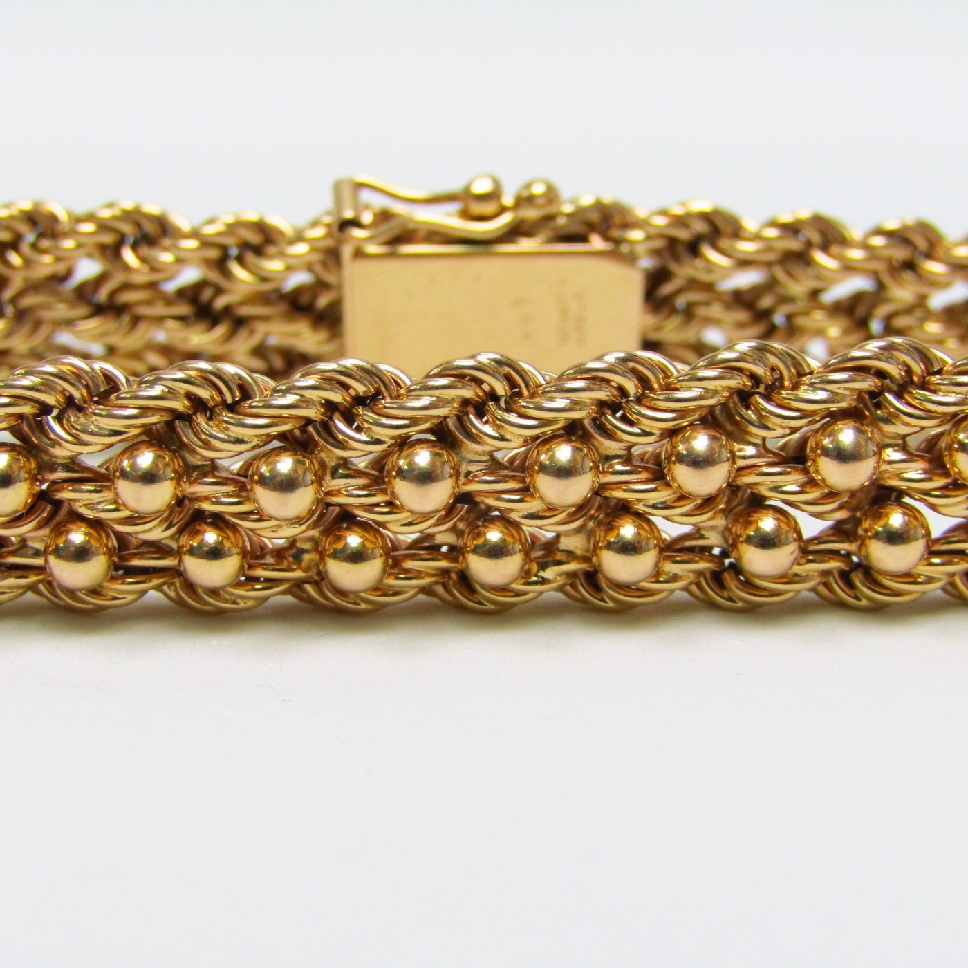 Pulsera de Oro, diseño tipo cordón con figuras de perlas. 18k. Pulsera de Oro, diseño tipo cordón con figuras de perlas. 18k.