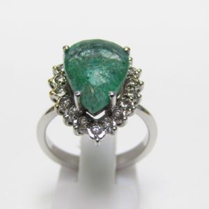 Sortija con Esmeralda talla pera de 4,40 ct. Y 18 Diamantes Naturales talla Brillante de 0,27 ct. (G-H/SI).