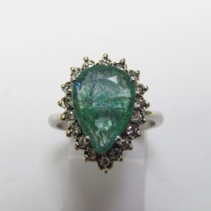 Sortija con Esmeralda talla pera de 4,40 ct. Y 18 Diamantes Naturales talla Brillante de 0,27 ct. (G-H/SI).