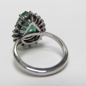 Sortija con Esmeralda talla pera de 4,40 ct. Y 18 Diamantes Naturales talla Brillante de 0,27 ct. (G-H/SI).