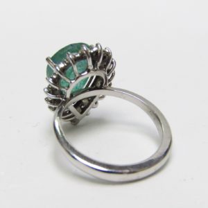Sortija con Esmeralda talla pera de 4,40 ct. Y 18 Diamantes Naturales talla Brillante de 0,27 ct. (G-H/SI).