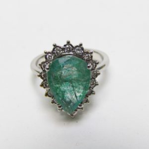 Sortija con Esmeralda talla pera de 4,40 ct. Y 18 Diamantes Naturales talla Brillante de 0,27 ct. (G-H/SI).