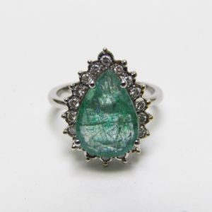 Sortija con Esmeralda talla pera de 4,40 ct. Y 18 Diamantes Naturales talla Brillante de 0,27 ct. (G-H/SI).