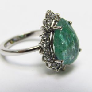 Sortija con Esmeralda talla pera de 4,40 ct. Y 18 Diamantes Naturales talla Brillante de 0,27 ct. (G-H/SI).